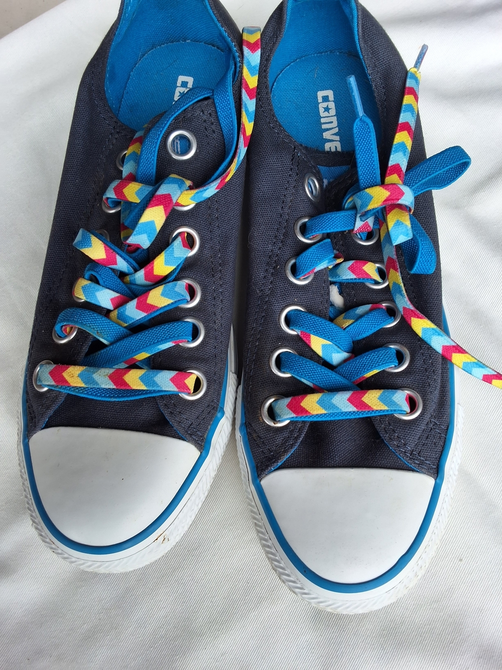Converse  Navy and Bright Blue Low-Top Sneakers with Rainbow Chevron Laces